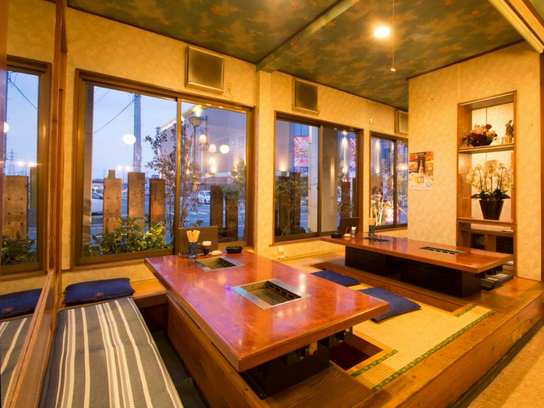 足元を気にせずくつろげる、掘りごたつタイプの座敷席