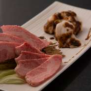 オーナー自身が選び抜いたA4～A5ランクの最高ランクのお肉。サシはもちろん、その風味豊かな香りと脂身は、是非とも味わいたい逸品です。上ホルモンは、取扱店が少なく、希少な黒毛和牛のホルモンを使用。