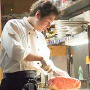 お客様に「美味しい」と言っていただけるよう、タレ、肉、米など自ら選び抜いたものだけを使用。「絶対的な技量と価値観」を身に付けられるよう、心掛けています。