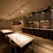 Jasper Morrisonのオーダー家具が、落ち着いた雰囲気を醸し出しています。
心地よく耳に響くスウィングジャズ。カウンター席とテーブル席、半個室のご用意があり、
清潔感のあるオシャレな空間で食事を楽しめます。