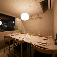 半個室離れのテーブルは、接待、記念日、デートに雰囲気の良い席