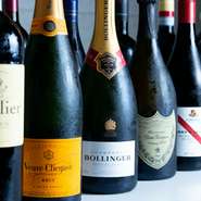 フランス、イタリア、スペイン、アメリカ、オーストラリアのワイン等、種類豊富な品揃えです。柔らかな肉質と、脂の上質な甘みが特徴的な『高森和牛』を使った料理で、ワインとのマリアージュを愉しめます。