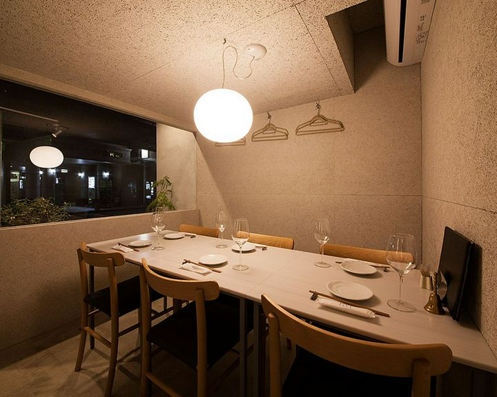 半個室離れのテーブルは団体、接待にも利用できる雰囲気の良い席