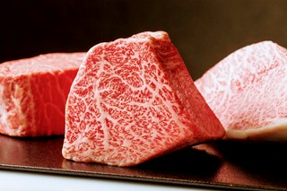 「A5ランク高森和牛ステーキ」を囲みながらワインで乾杯。