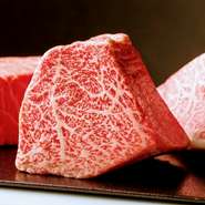 A5ランクの「高森和牛」の、さまざまな部位をご堪能いただけるのは、九州では当店のみとなっております。目の前の鉄板で焼き上げる臨場感も自慢のひとつ。お好みの焼き加減でご提供させていただきます。
