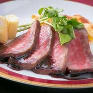 肉は温度によって焼くときの度数を決めていきます。素材が良く、手を加えなくても美味しいものを更に良くするために、温度管理を徹底しています。(特選会席コース8000円にてご提供しています。）