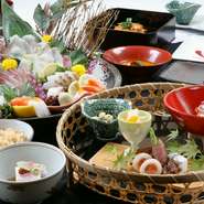 お客さまからの質問で多いのは「食材はどこ産ですか？」というものです。そんな方にも安心していただくために、食材は国産のものにこだわっています。特選会席コース8000円にてご提供しています。