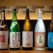 料理と向き合うくつろぎの時間。その傍らには、引き立て役の日本酒がおすすめです。お店で全て手作りされているアテと共に、少しずつ口に含む。ゆったりと流れていく至福のひとときをぜひ。