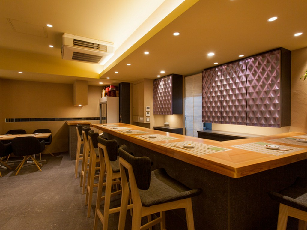 ゆったりと流れゆく大人の時間、居心地よく過ごせるカウンター