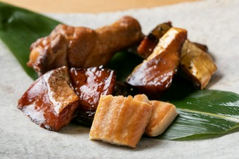 選りすぐりの日本酒と一緒にぜひ味わいたい『自家製燻製』