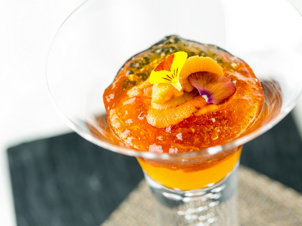 生ウニとバターナッツカボチャ　コンソメジュレ