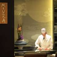 毎月第一火曜19：00から完全予約制で「割烹 MIURA」を開催。【日本料理 水暉】の料理長・三浦氏が自らカウンターに立ちお料理を提供。茶道や書など日本文化にも詳しい三浦氏のつくり出す料理の世界を堪能できます。