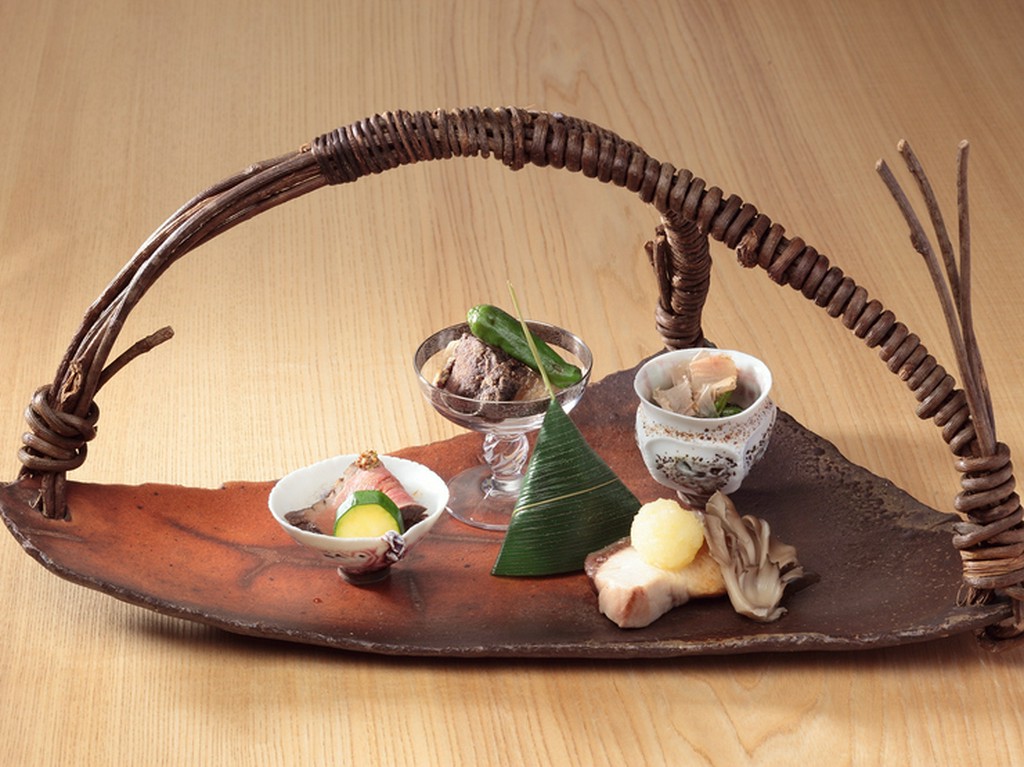 季節の魚とお浸しをあつらえた『焼物八寸』