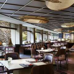 外の景色も楽しみながら食事ができる開放的な空間