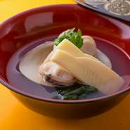 御椀などの料理のベースとなる「昆布出汁」は、北海道の礼文島香深浜産の「利尻昆布」だけを使用。そして、パタゴニア産の天然湖塩で味を決めています。最高級昆布の旨みを存分に味わってください。
