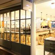 カウンターメインの店なので、おひとり様でも入りやすく、きさくなスタッフとの会話を楽しみながら、自分のペースで食事ができます。本格フレンチとワインで、一日の疲れをリフレッシュ。
