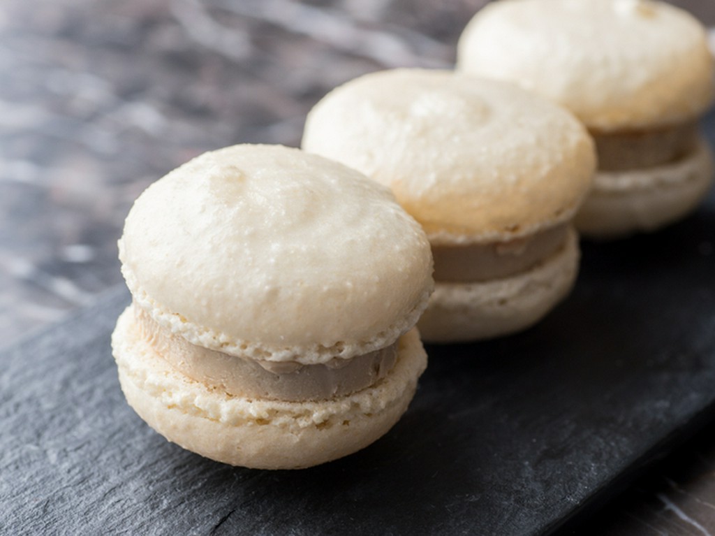 見た目もかわいらしく、つい手が伸びるおつまみ『フォアグラのマカロン』