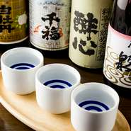 辛口の「賀茂泉」や「酔心」など4銘柄から選んで飲み比べできる、『利き酒セット』がおすすめ。広島の地酒が甘口～超辛口まで揃っているので味や色合いの違いを愉しめます。また、新鮮な樽生ビールも見逃せません。