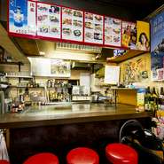 思い立った時に一人でふらっと訪ねるのも良いものです。お酒を飲みながらお好み焼きを気軽に楽しめる『肉玉と生ビールのセット』などのメニューがおすすめ。カウンター席もあり、くつろいで過ごせます。