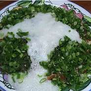 トマト、リンゴ、タマネギに、五島列島のアゴ出汁などが入ったオリジナルソースを絡めた、お好み焼き専用の焼きそばをじゅうじゅう焼き上げます。山芋と観音ネギがたっぷりのった香り高い一皿。