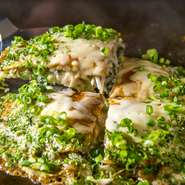 広島産の「観音ネギ」をたっぷり使ったネギ焼き。香りの強い観音ネギは火を入れるとまろやかな味わいになり、とろけるチーズと絡んで得も言われぬ美味しさです。