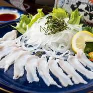 オーストラリア産の食用クロコダイルは高タンパク低カロリーのヘルシーな一品。わさび醤油でいただくのがおすすめです。鶏の刺身のようなコクのある味わいはビールとよく合います。