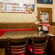 お店を始めるにあたり、健康を意識した「新しいお好み焼き」がテーマに。無農薬の野菜をたっぷりいただける献立や、低カロリー高たんぱくのワニテールなど、女性に人気の品が揃っています。