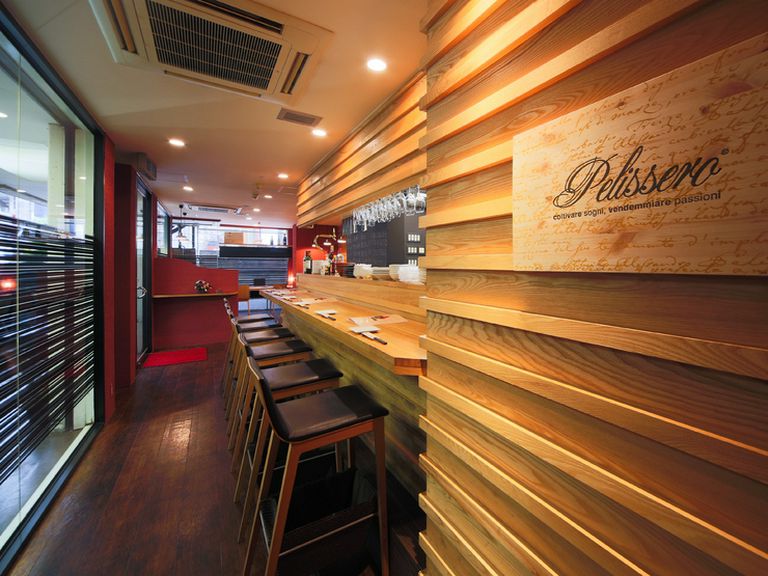 カウンター席で、じっくりと1人焼肉。気軽に足を運べるお店