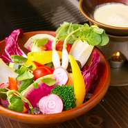 契約農家から直仕入れ。肉と共に、新鮮な野菜が味わえる