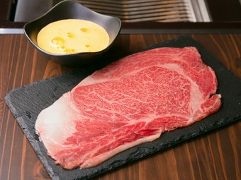 ふわっとした卵から顔をのぞかせる、広島牛の甘みと旨み『Fuoco焼』