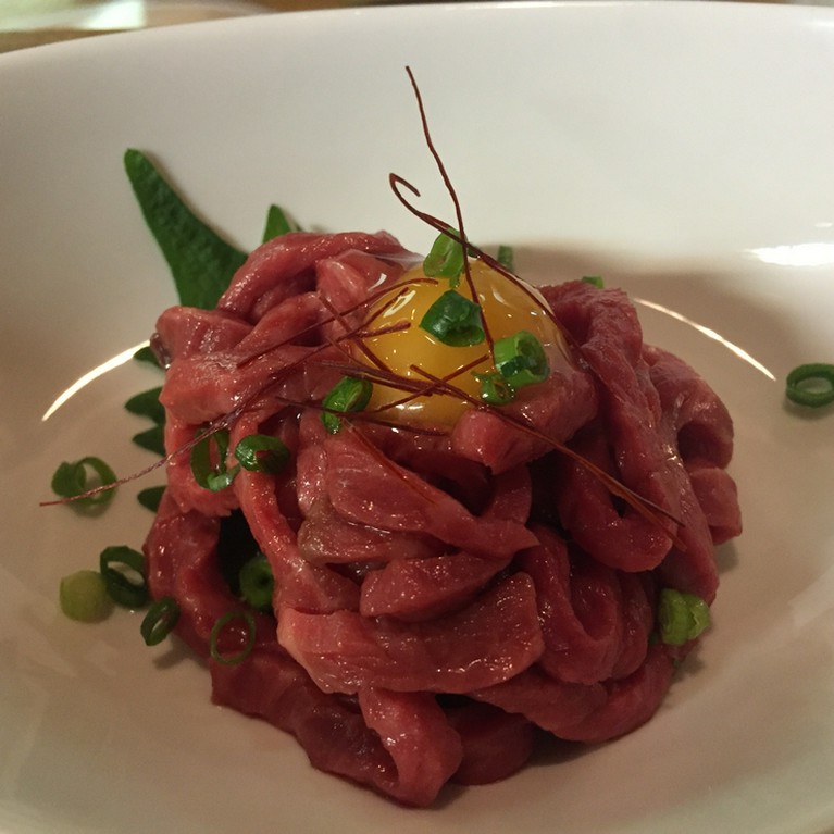 じっくりと時間をかけて味を深めた『ユッケ風ローストビーフ』