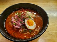 大人気ユッケジャンスープを麺と合う様にアレンジし、
こだわりの平打ち麺と合わせました。ピリ辛でイケます!!