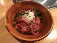 スチームコンベクションオーブンで低温調理した黒毛和牛の赤身をふんだんに使ったローストビーフ丼です。
和牛本来の旨みを味わって頂くために、シンプルなお味のソースをお付けしております。