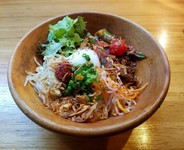 角切りにカットしたローストビーフに舞茸、もやし、大根と人参のナムル、その日のちょっと変わったキムチ、温泉卵と自家製キムチあんをのせたヘルシーでおしゃれなビビンバです。