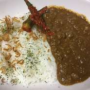 黒毛和牛をお店でミンチにして数種類の野菜と様々なスパイスと煮込みました。和牛の旨みと甘みを感じられるカレーです。日替わりのキムチと一緒にお召し上がり下さい。