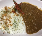黒毛和牛をお店でミンチにして数種類の野菜と様々なスパイスと煮込みました。和牛の旨みと甘みを感じられるカレーです。日替わりのキムチと一緒にお召し上がり下さい。