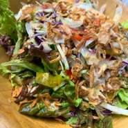 レタスと旬の野菜・角切りローストビーフをごまと野菜の自家製ドレッシングを絡めたフォーコの定番サラダです。

（その他）
・アンチョビポテト ￥400（税別）
・和牛ローストビーフ ￥1080（税別）