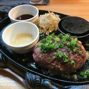 その日の朝に粗く挽いた新鮮な黒毛和牛をレアで焼いた肉々しいハンバーグ。専用のペレットで焼きながらお召し上がり下さい。