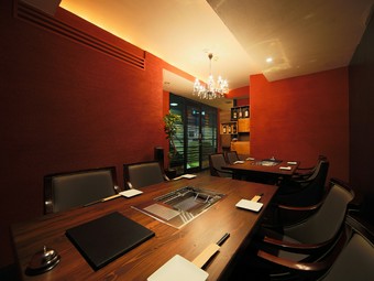 くつろげる落ち着いた個室。ワインで乾杯するオシャレな宴会