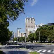 洗練された空間で一流シェフの繊細な料理とソムリエ厳選のワインを堪能。きめ細やかなサービスと、食後はそのまま寛げる利便性も魅力。上質な食材と設備、ホスピタリティが織りなす至福のひとときをご堪能ください。