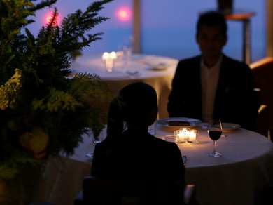 昼とは異なる佇まいを見せてくれる夜は、ロマンチックなデートを