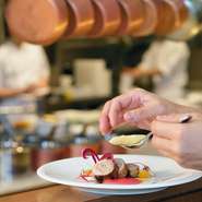 日本人の好みに合うようバターやクリームをほとんど使わず、素材の味を引き出してつくる【OZAWA】の料理。その時一番おいしい、旬の食材を丁寧に仕上げた華やかな一皿で記憶に残る食事をご提供いたします。