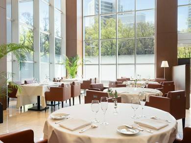 天井高く、開放的で気持ちのよい空間が広がるダイニングルーム