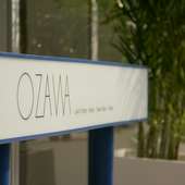 潔さが看板にも表現される【OZAWA】の文字