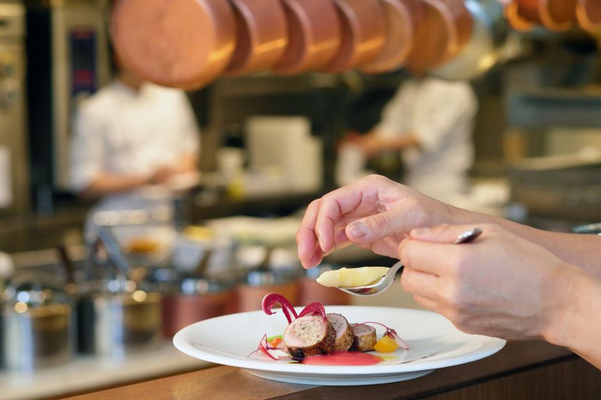 4名以上利用で1名無料。料理はシェフにお任せ、お召し上がりいただけない食材がありましたらご相談ください
