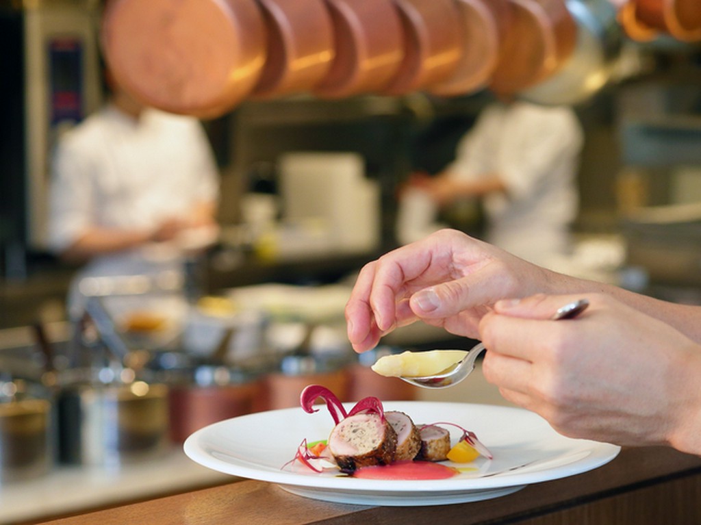 4名以上利用で1名無料。料理はシェフにお任せ、お召し上がりいただけない食材がありましたらご相談ください