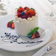 誕生日のお祝いに。乾杯ドリンク、パティシエ特製ホールケーキ、ブリザーブドフラワープティギフトの特典付