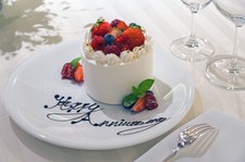 誕生日のお祝いに。乾杯ドリンク、パティシエ特製ホールケーキ、ブリザーブドフラワープティギフトの特典付