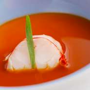 素材の旨味を凝縮したスペシャリテ『オマール海老の茶碗蒸し』