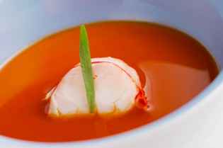 素材の旨味を凝縮したスペシャリテ『オマール海老の茶碗蒸し』